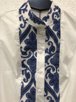 Женская рубашка с вышивкой - вышыванка с синим орнаментом