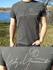 Мужская футболка графит с надписью -D 022